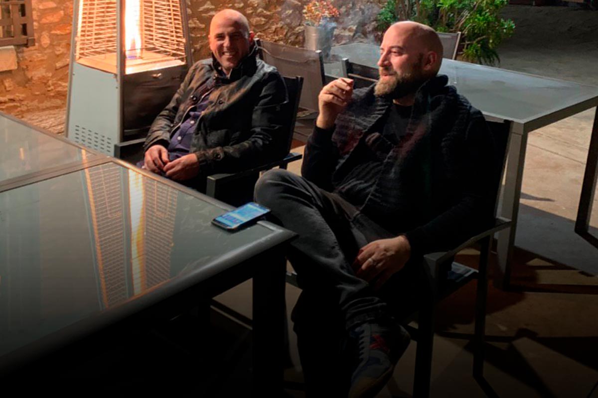 Gerard Artés i Sergi Panisello fent sobre taula després de sopar Gerard Artés i Sergi Panisello fent sobre taula després de sopar